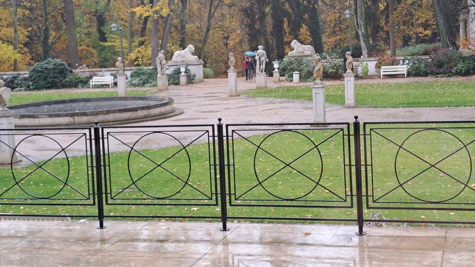 Widok z Oranżerii na deszczowe Łazienki Widok z Oranżerii na deszczowe Łazienki